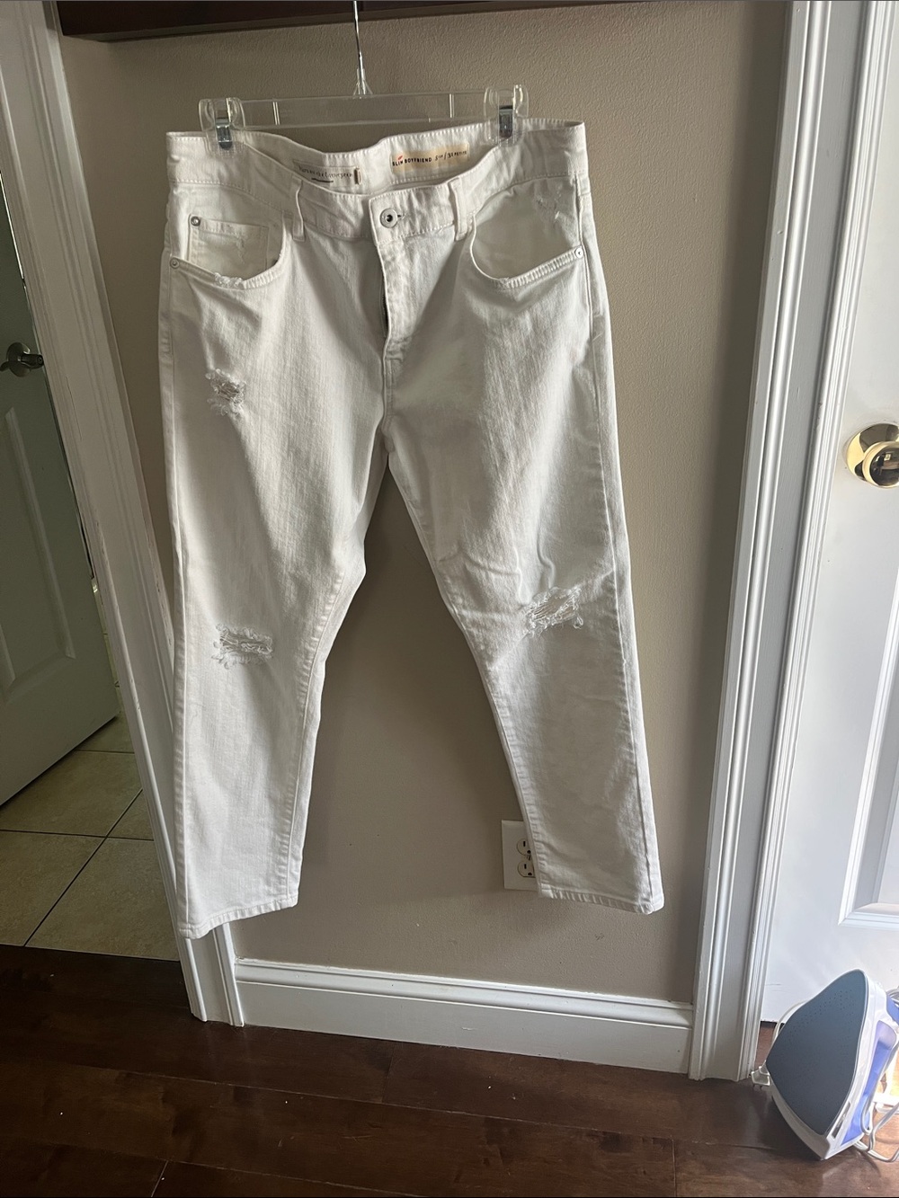 Pilcro White Denim Jeans with Subtle Distress